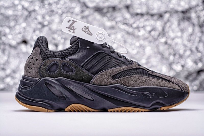 yeezy boost 700 utility black (2019/2023) replica