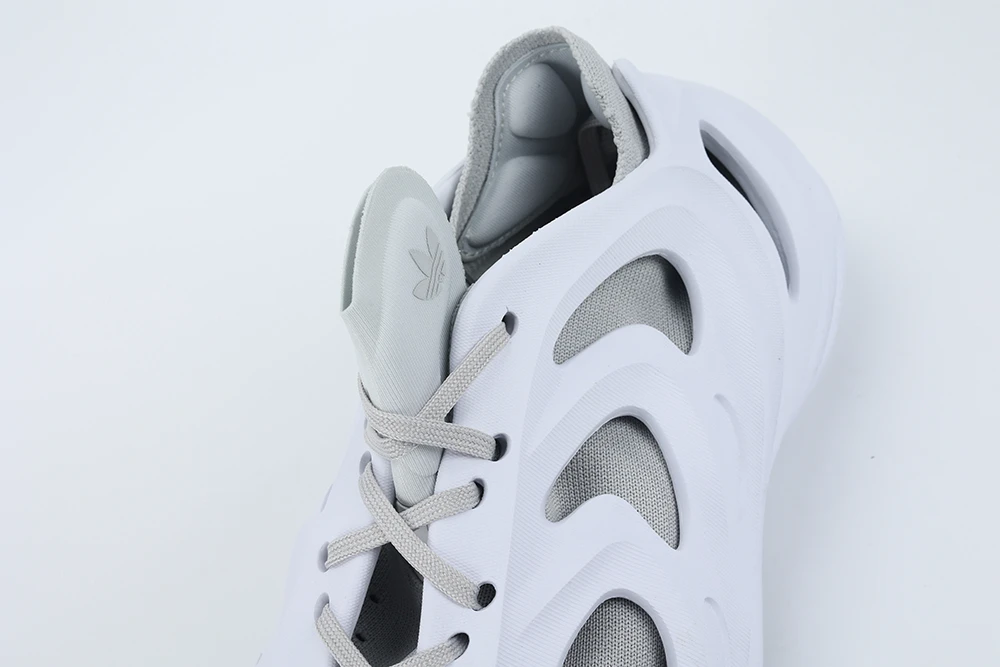 adifom q ‘footwear white grey’